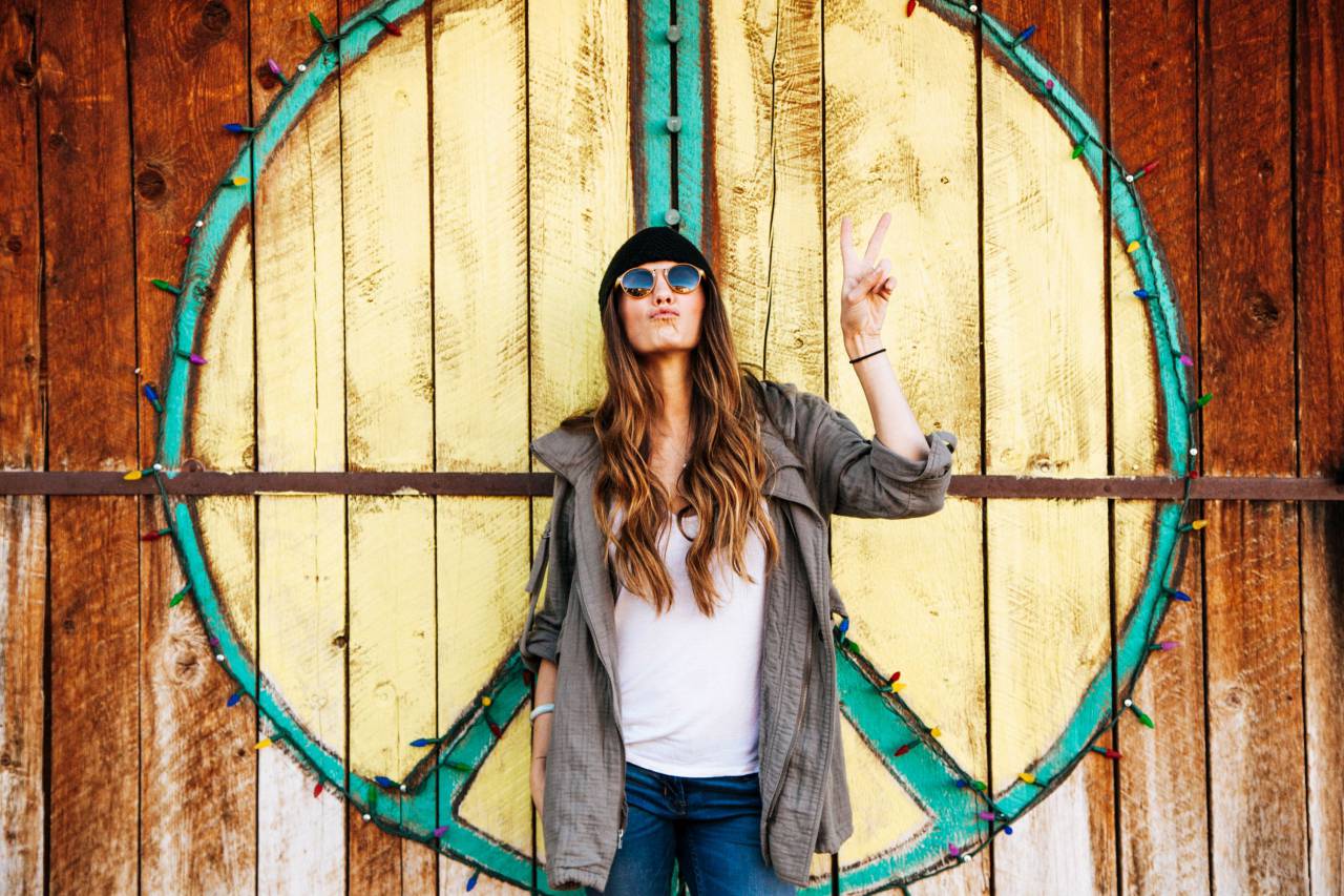 hippie, woman, peace, sign, wood, sunglasses, hat, beanie, cool, happy, fashion, style
, 