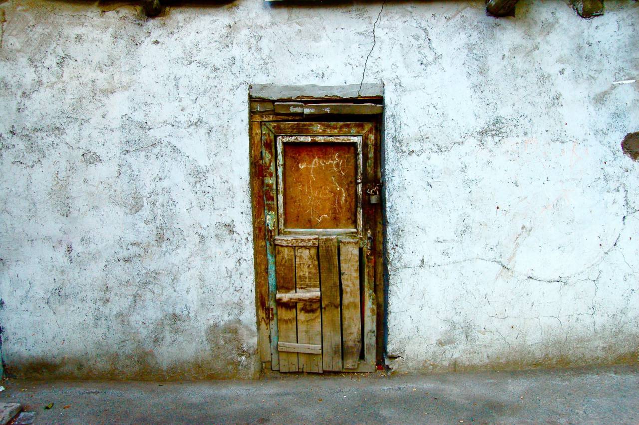 Casa, hogar, residencial, hormigón, paredes, grietas, puerta, madera, dañado, minimalista, blanco, marrón, cuadrado