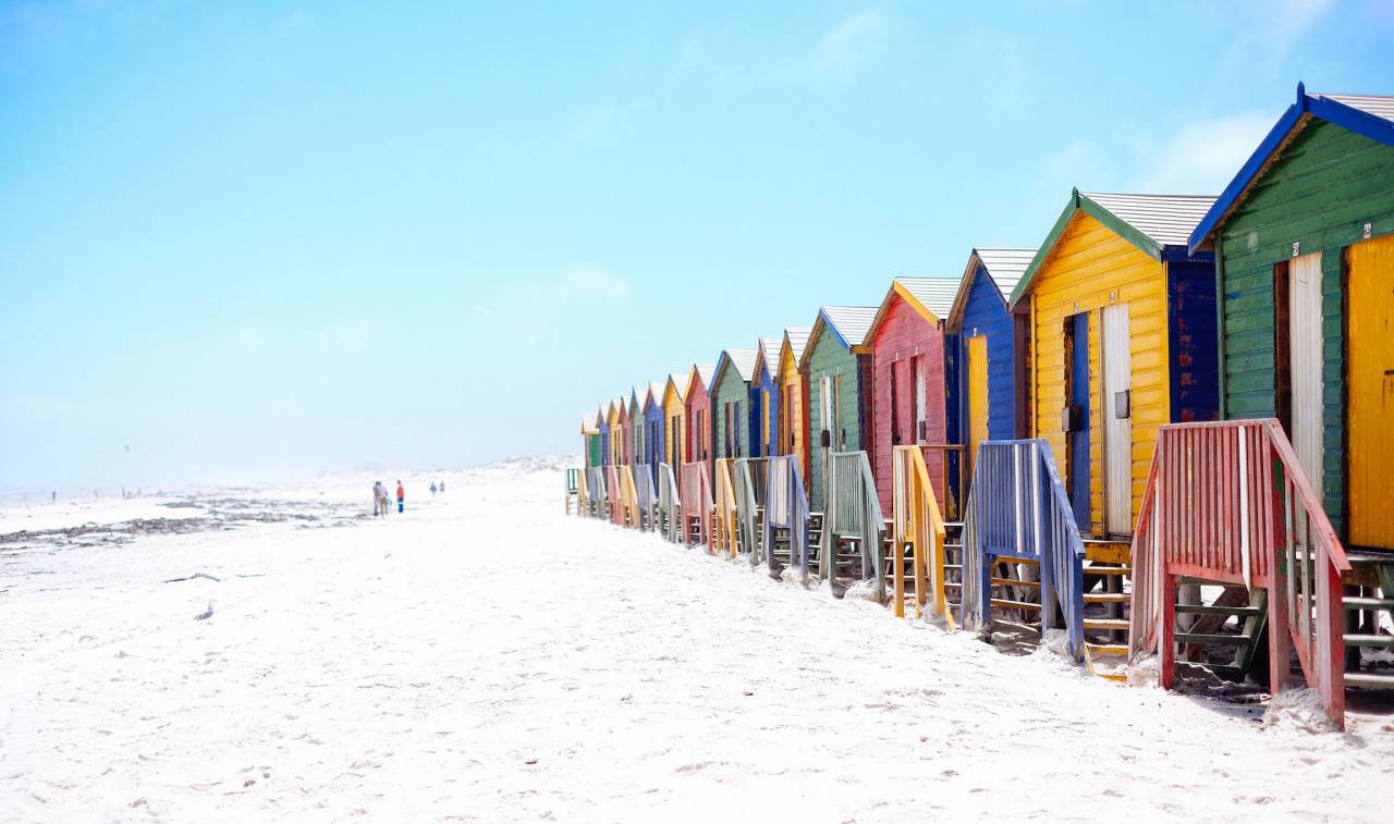 casas, chalés, cores, praia, branco, areia, férias, azul, céu, nuvens,