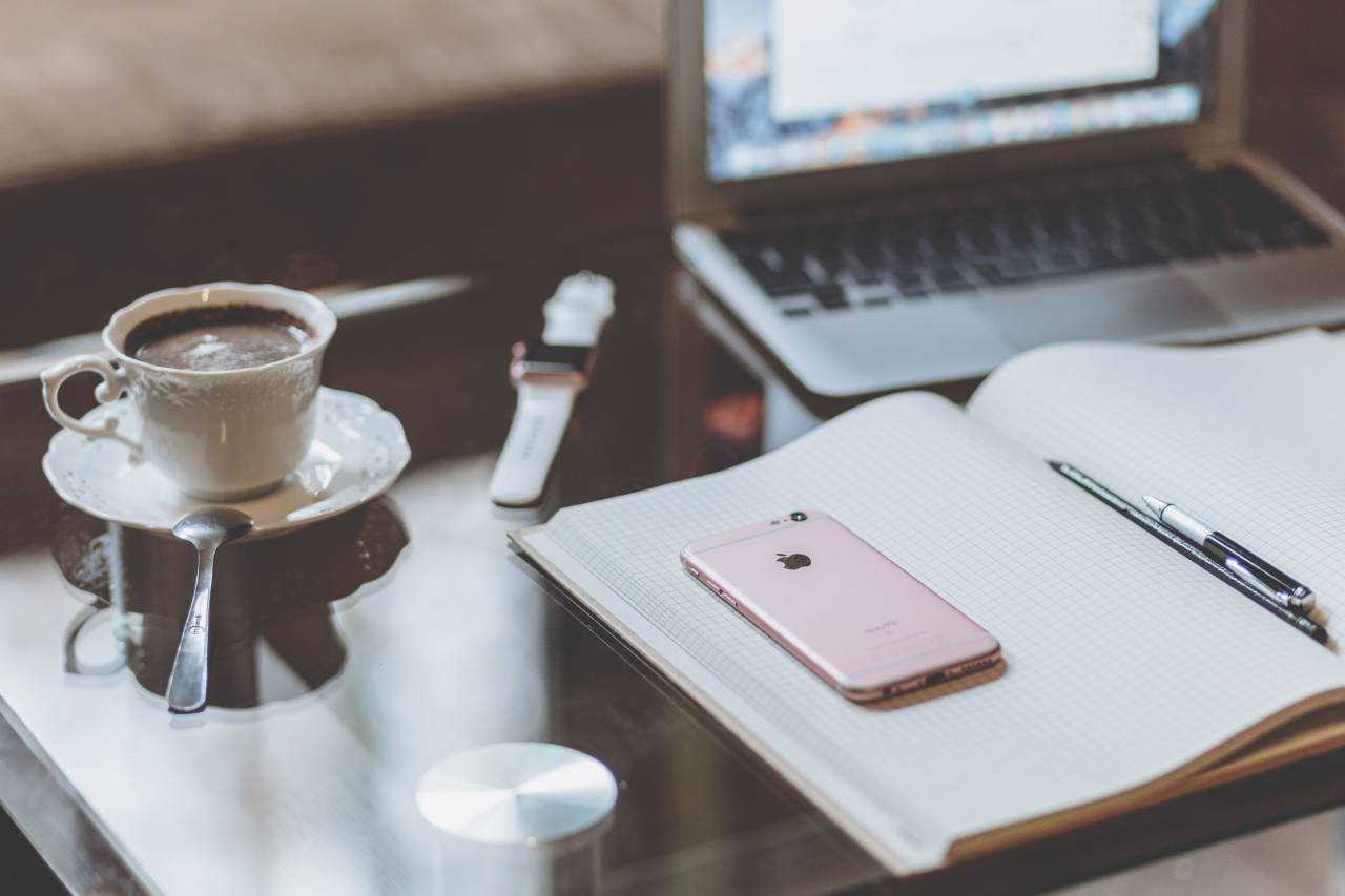 Iphone, manzana, móvil, teléfono, reloj, artilugio, tecnología, escritura, cuaderno, bolígrafo, trabajo, escritorio, ordenador portátil, computadora, estudiar, negocio, Macbook, vaso, platillo, cuchara, caliente, chocolate,