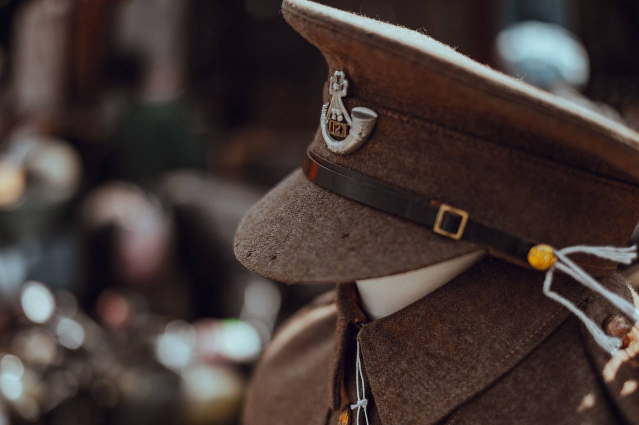 maniquí, ropa, moda, compras, centro comercial, casco, militar, ejército, sombrero, gorra, uniforme,