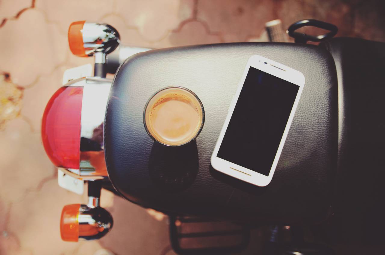 móvil, teléfono, ipad, tableta, artilugio, pantalla táctil, moderno, electrónico, tecnología, comunicación, café, beber, motocicleta, paseo, viajar,