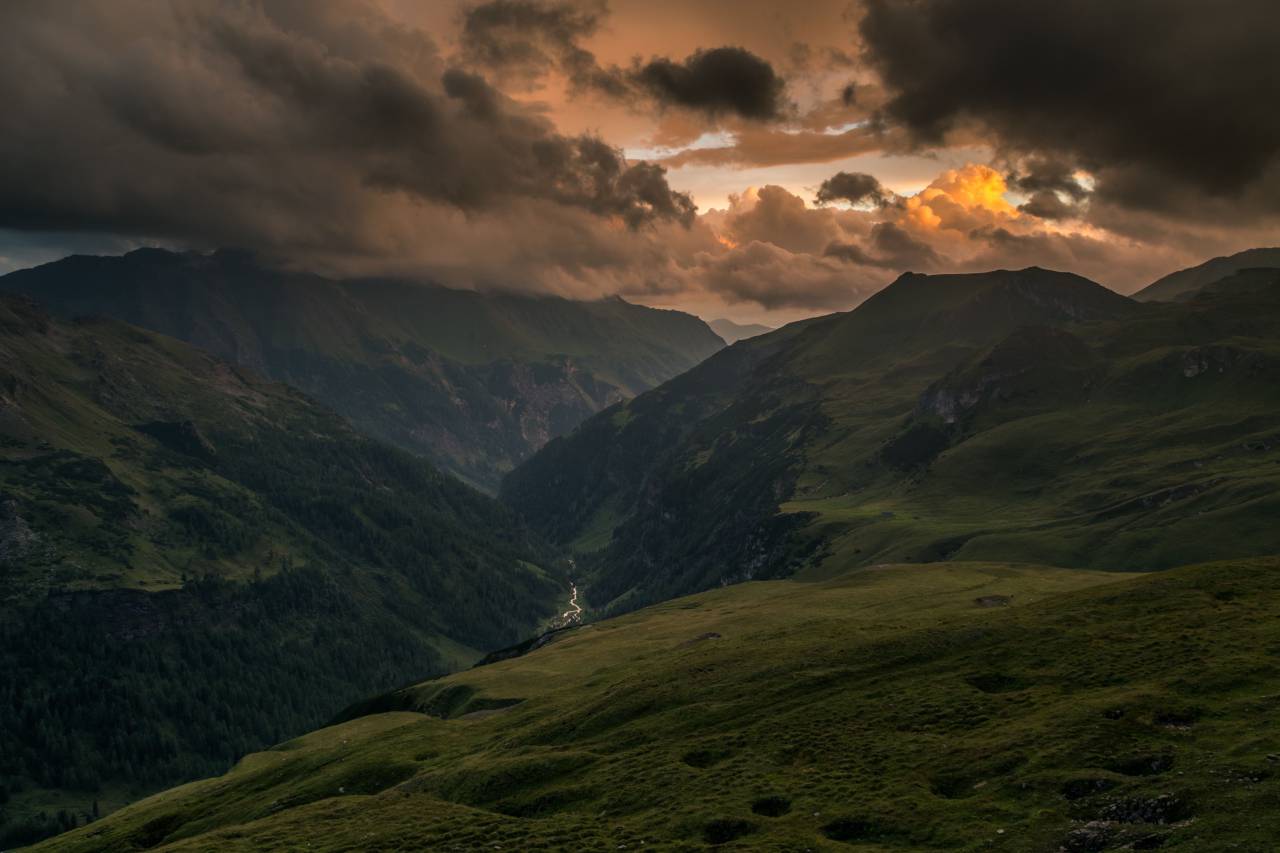 Montaña, Highland, verde, hierba, cielo, nubes, oscuridad, paisaje, naturaleza, árboles, plantas,