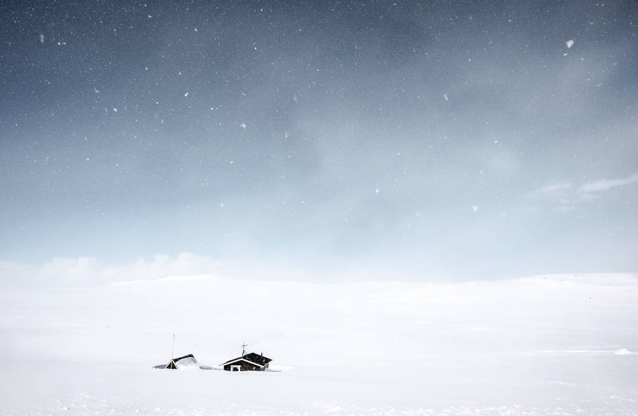 naturaleza, paisaje, llanuras, manta, nieve, granizo, copos de nieve, casas, cabañas, sumergido, cielo, nubes, azul, blanco,