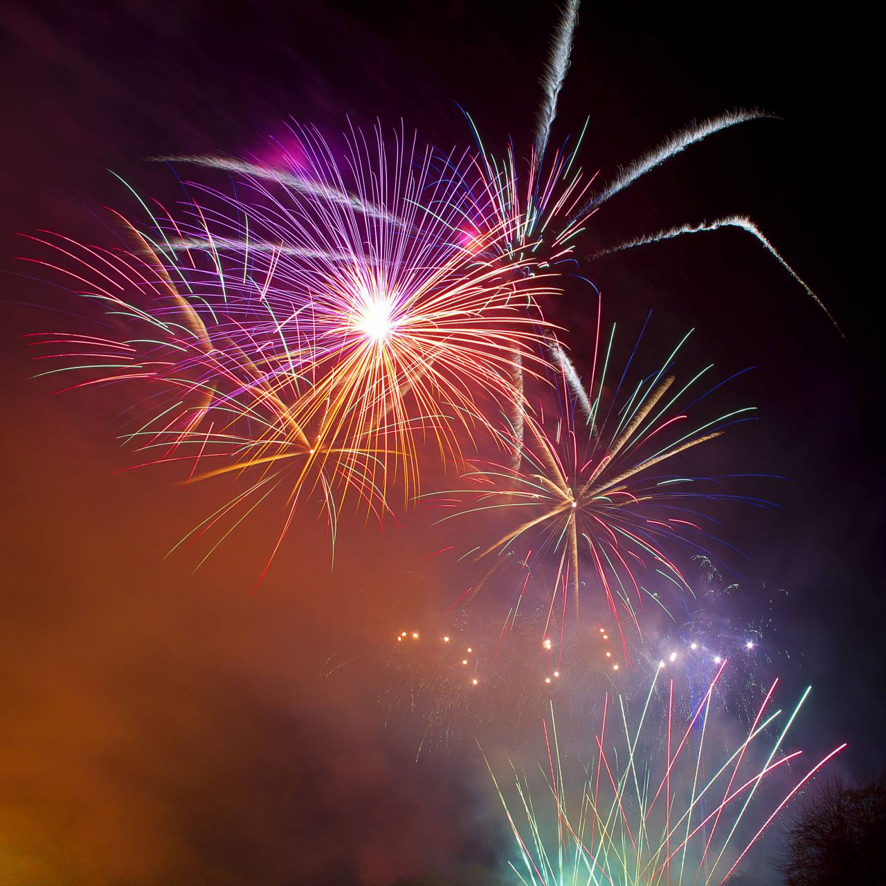 naturaleza, cielo, nubes, noche, fuegos artificiales, petardos, luces, colores, humo, pantalla, espectáculo,