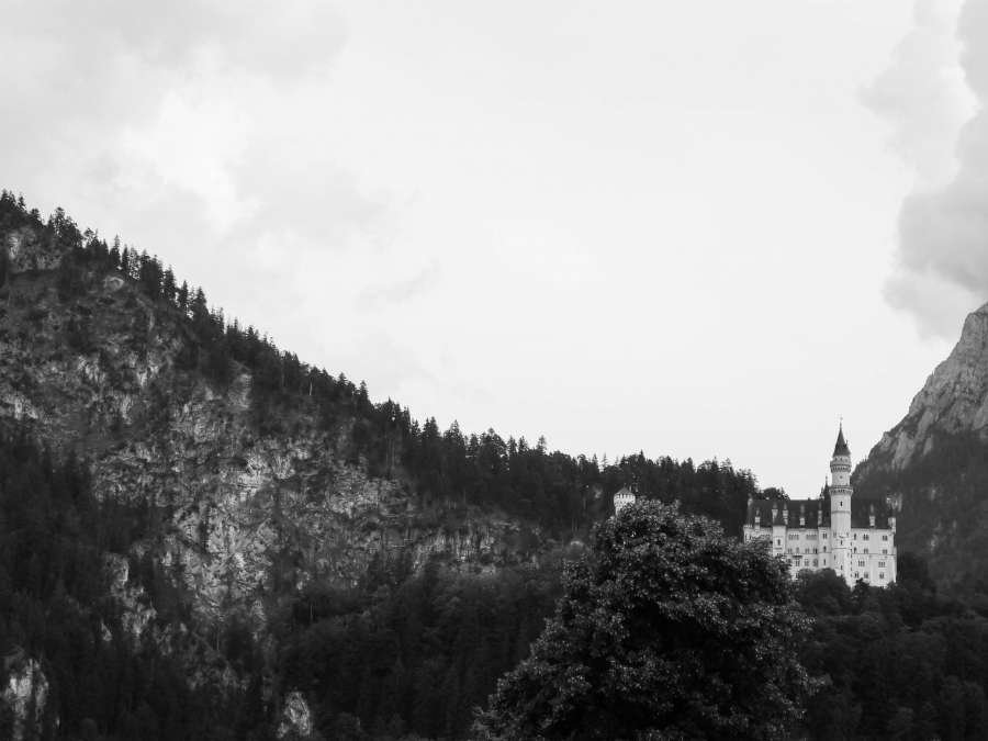 El castillo de Neuschwanstein, Baviera, Alemania, la arquitectura, el paisaje, las montañas, las colinas, en blanco y negro,
