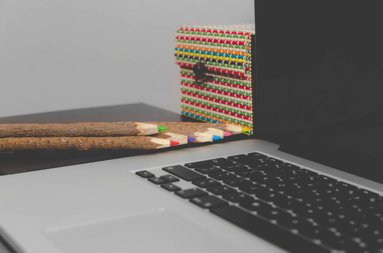 oficina, trabajo, negocio, mesa, escritorio, espacio de trabajo, artilugios, macbook, ordenador portátil, caja, colores, lápices, art,
