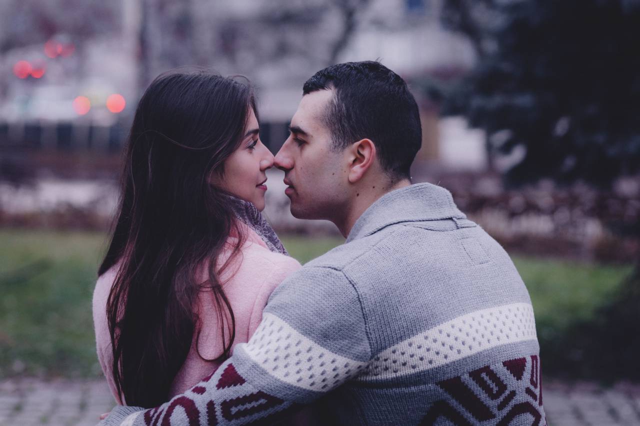 gente, pareja, amor, beso, abrazo, al aire libre, hombre, mujer,