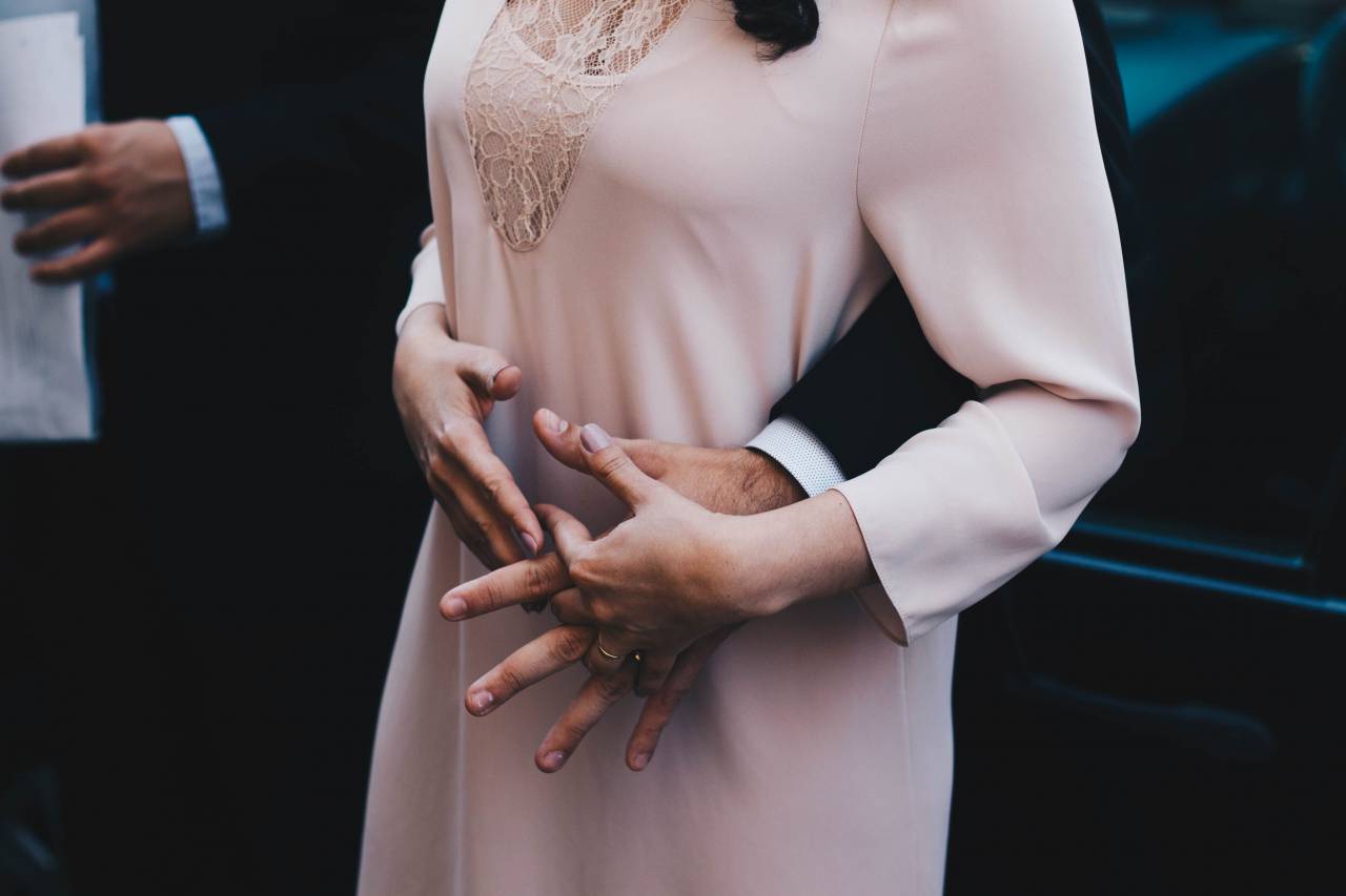 Gente, pareja, hombre, mujer, abrazo, tomados de la mano, matrimonio, amor,