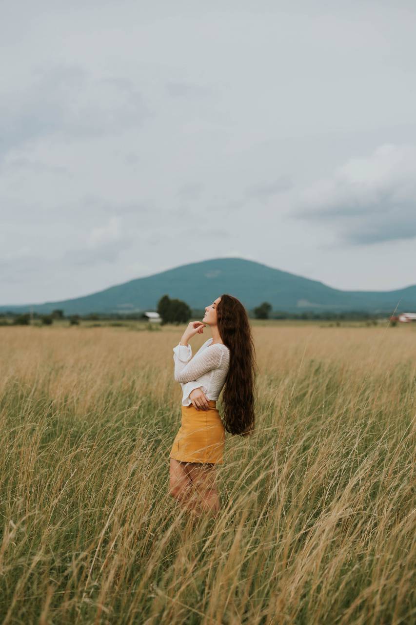 Gente, niña, mujer, sola, verde, césped, al aire libre, naturaleza, paisaje, montaña, vista, cielo, relajarse,