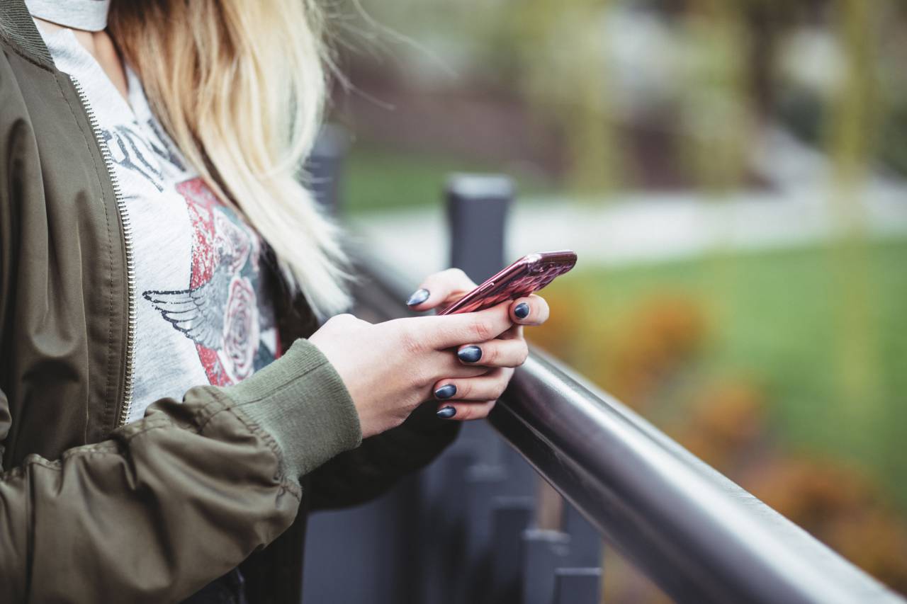 people, girl, woman, alone, waiting, texting, mobile, phone, gadget, travel, outside, blur
, 