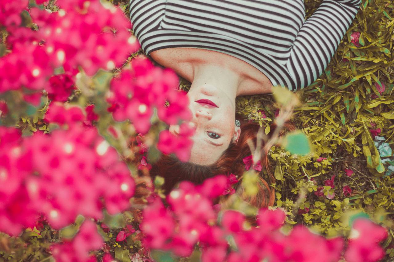 Gente, niña, mujer, exterior, flor, naturaleza, plantas, rojo, pétalos, césped, exterior, jardín,