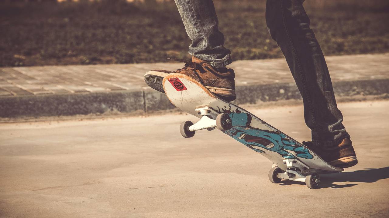 Gente, chico, pierna, skate, deporte, juego, fitness, ejercicio, aventura, camino, calle, soleado, día, sombra,