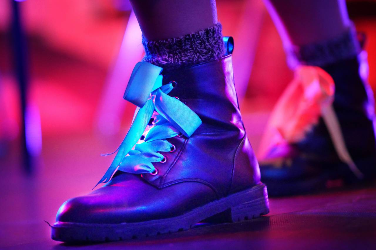 gente, seres humanos, pies, pie, zapatos, tecnicolor,