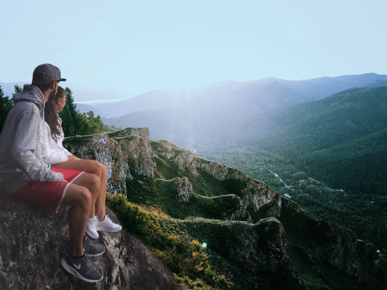gente, hombre, niña, tierras altas, colina, montaña, valle, paisaje, ver, verde, césped, rocas, árboles, sol, luz del sol, puesta de sol, amanecer, cielo,