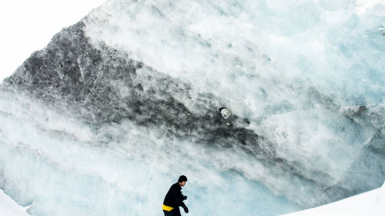 gente, hombre, chico, solo, escalada, senderismo, montaña, montañero, cumbre, pico, nieve, frío, invierno, nubes, cielo, aventura, blanco,