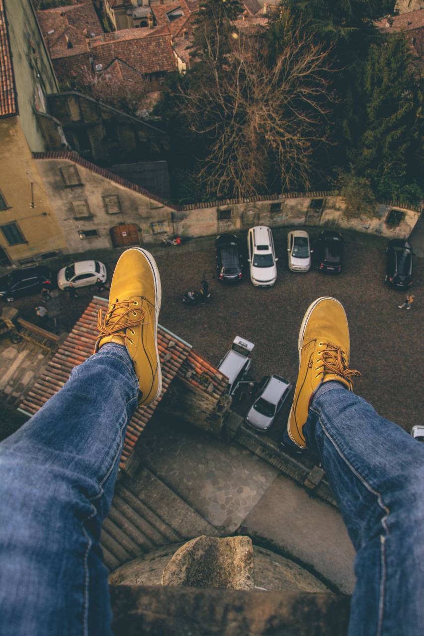 La gente, el zapato, los pantalones vaqueros, la azotea, el coche, el aparcamiento, mucho, edificios, árbol,