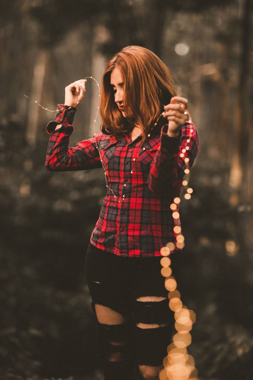 Gente, mujer, niña, jeans rotos, al aire libre, cuerdas, luces, bokeh,
