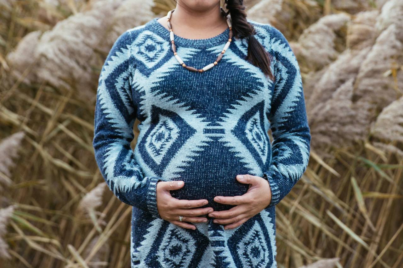 Embarazada, mujer, maternidad, vestido, ropa, fuera, césped,
