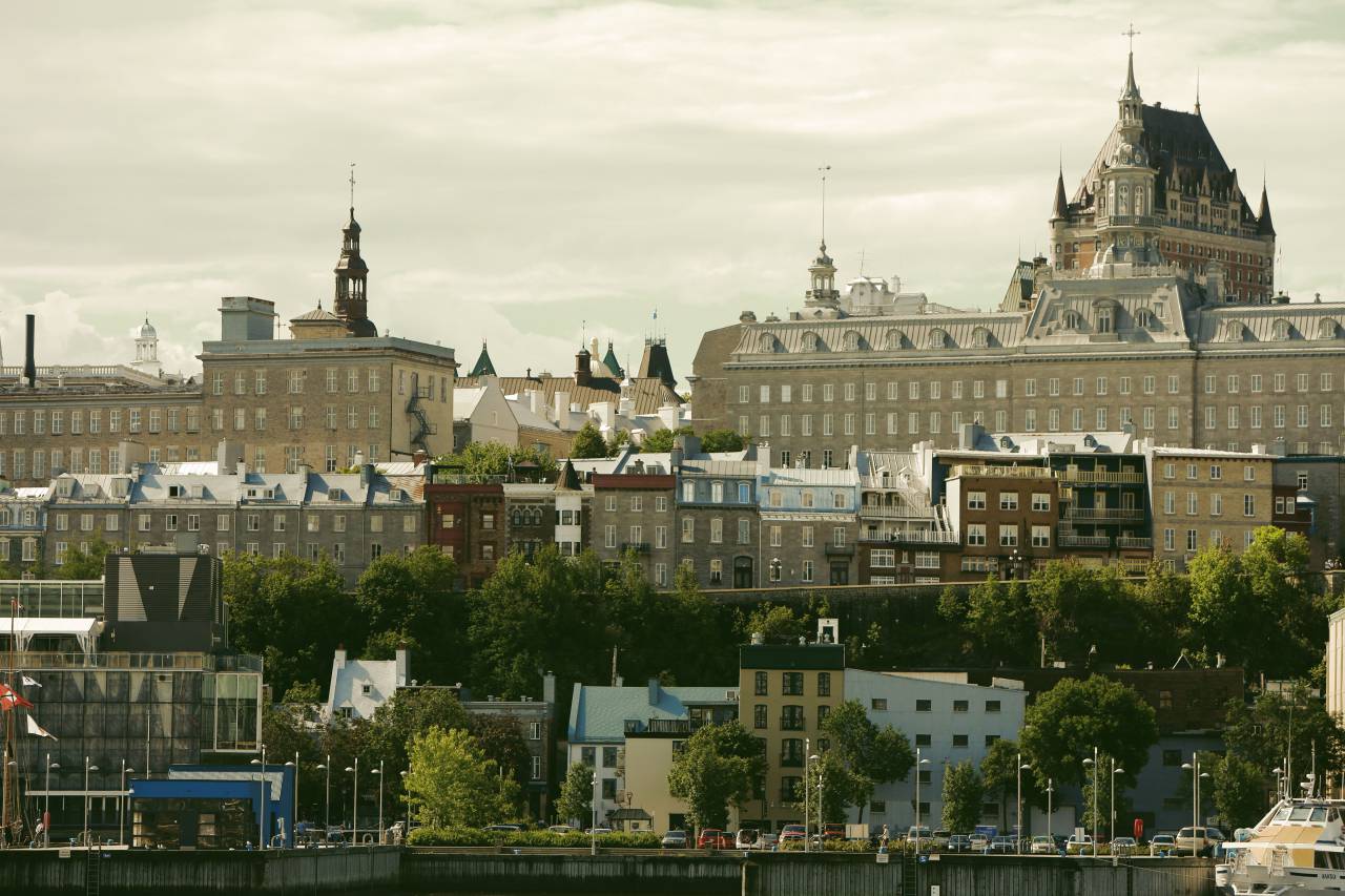Quebec, ciudad, castillo, edificios, casas, muelle, barcos, árboles, farolas, ventanas, tejados, cruz,