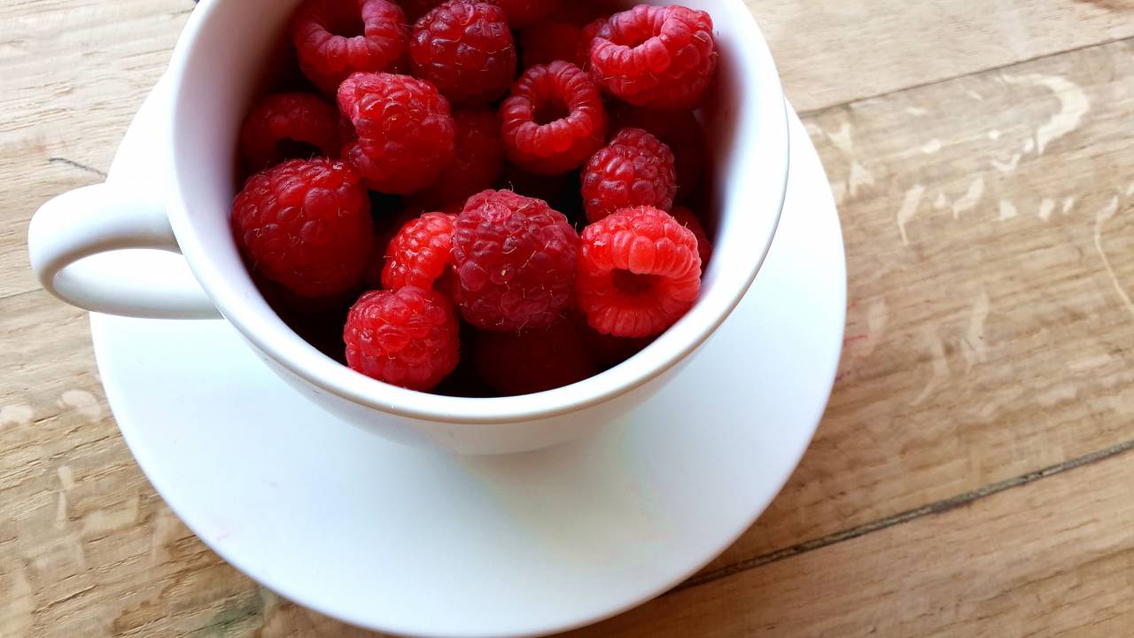red, rasberries, fruits, food, eat, cup, mug, wood, table, breakfast, healthy
, 