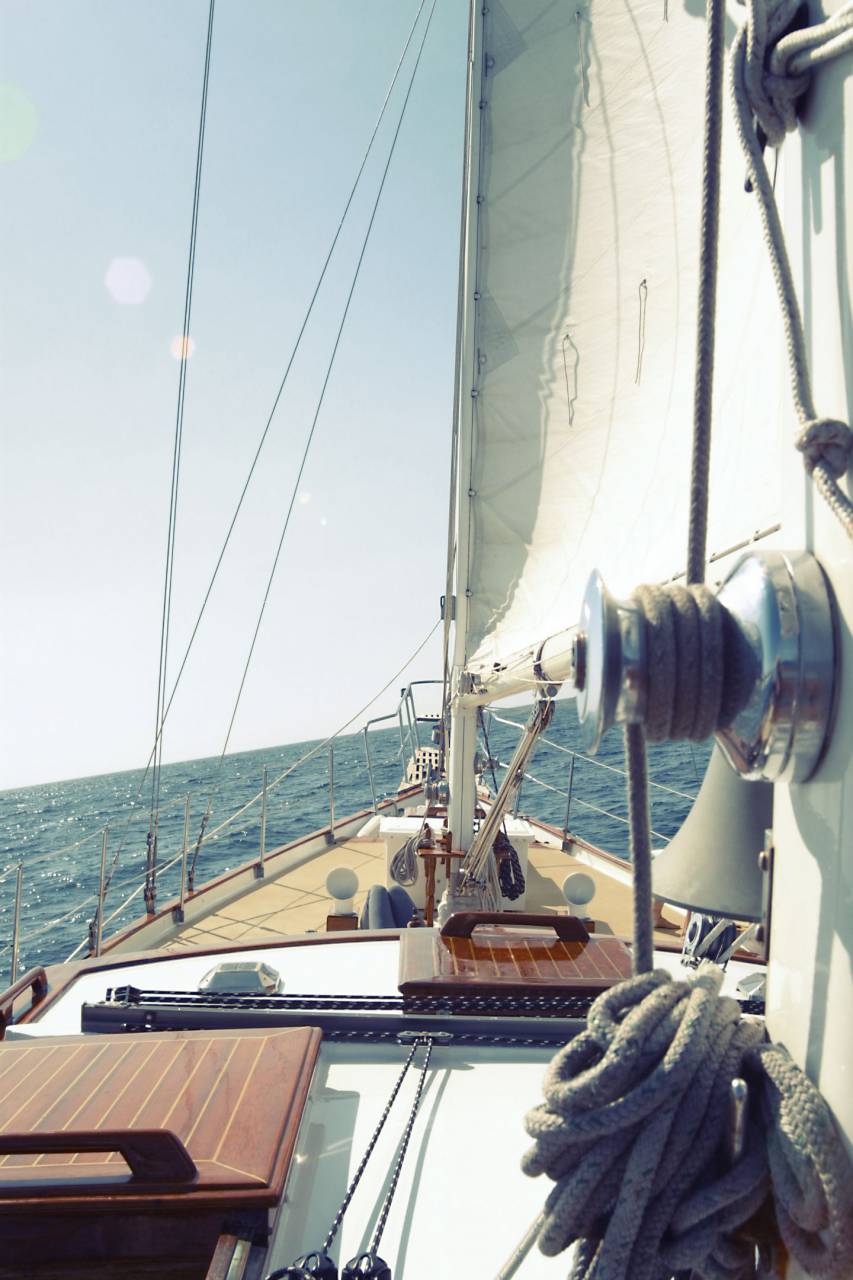 Velero, vela, cubierta, proa, cuerda, agua, océano, mar, olas, sol,