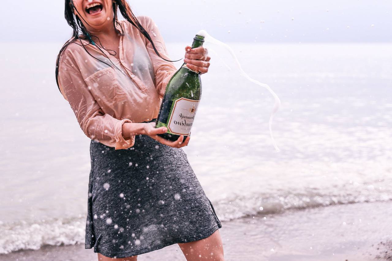 mar, Oceano, agua, olas, naturaleza, horizonte, costa, costa, playa, blanco, arena, gente, nadando, mujer, niña, risa, contento, espumoso, vino, botella, alcohólico, Bebidas, bebida, excursión,