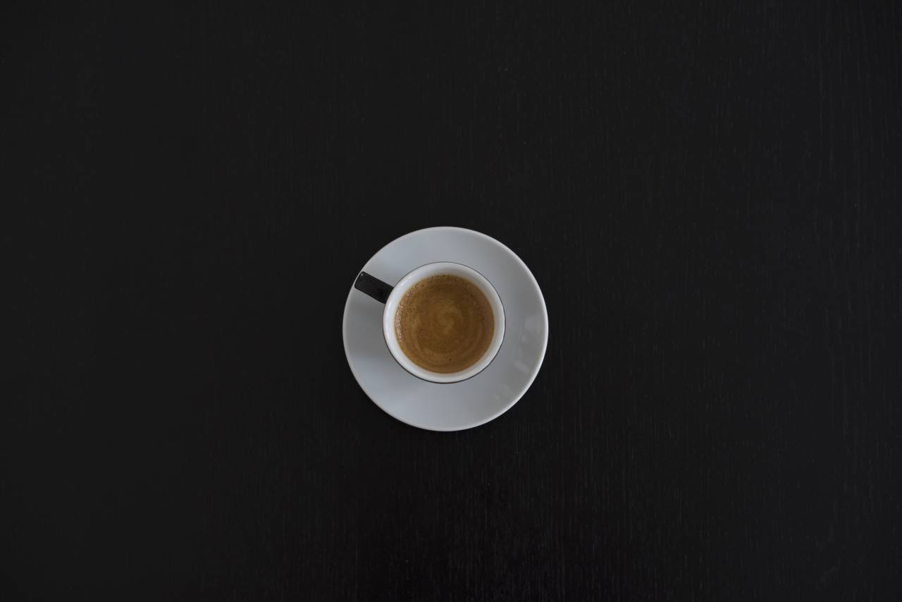 Todavía, artículos, cosas, taza, platillos, café, café con leche, arte, mesa, escritorio, madera, angustiado, superior, vista, marrón, beige, blanco