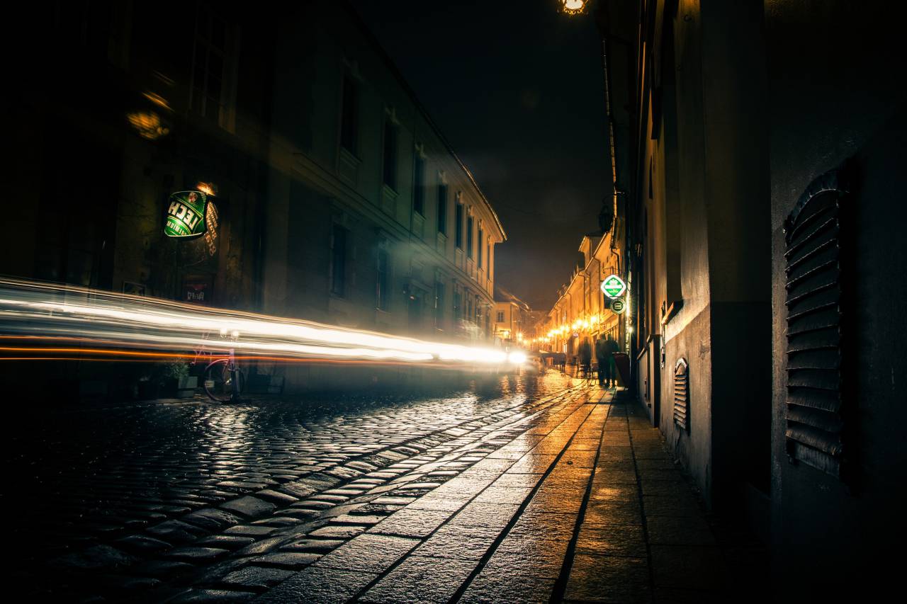 Calle, callejón, noche, luz, edificios, coche,