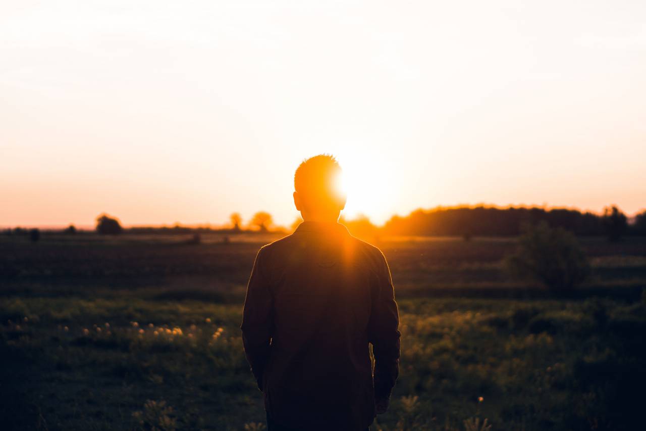 La luz del sol, el sol, el atardecer, el amanecer, la hierba, la naturaleza, el cielo, el paisaje, la gente, el hombre, solo,