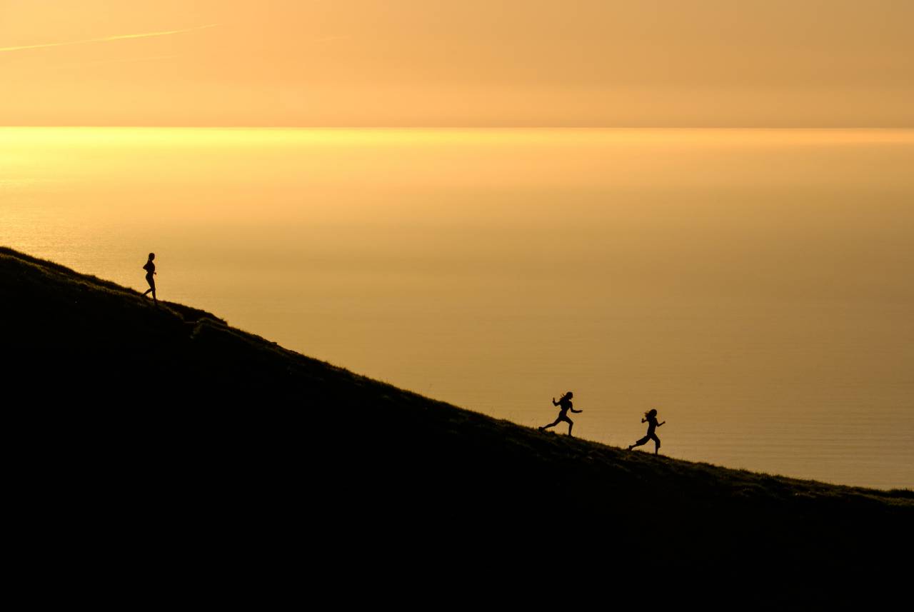 puesta de sol, mar, océano, nubes, cielo, montaña, montañero, aventura, luz del sol, silueta, gente,