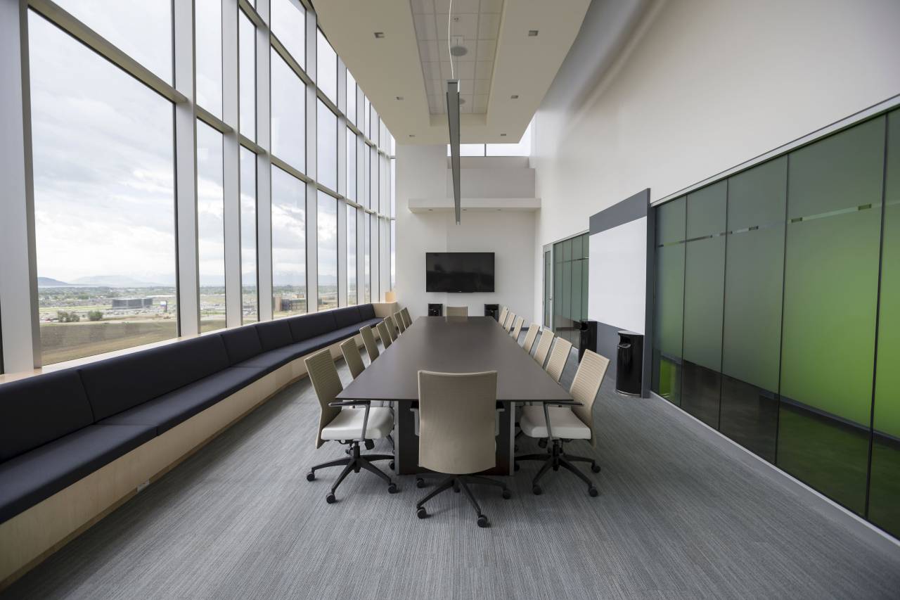 mesa, sillas, habitación, ventanas, vaso, arquitectura, edificio, establecimiento, oficina, interior, televisión, techo, reunión, negocio, oficina,