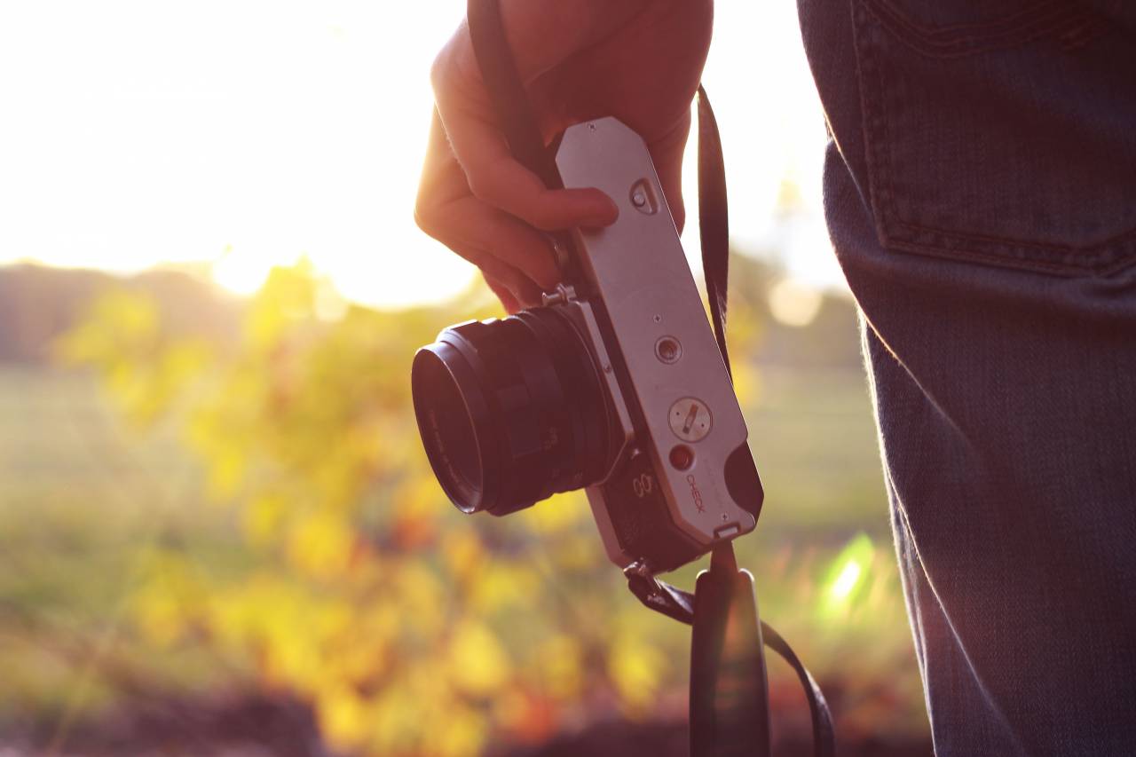 technology, gadgets, photography, camera, ilc, lens, mirrorless, guy, man, people, hold, hand, nature, trees, view, solar, flare, bokeh
, 