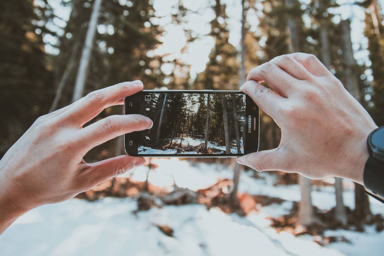 watch, phone, Samsung, camera, mobile, device, mobile device, picture, photographer, photography, photo, snap, hands, male, man, boy, guy, person, nature, outdoors, snowing, snow, cold
, 