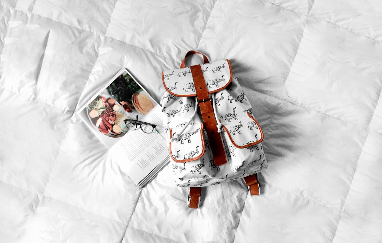Blanco, cama, bolso, mochila, libro, gafas, estilo de vida, viajes,