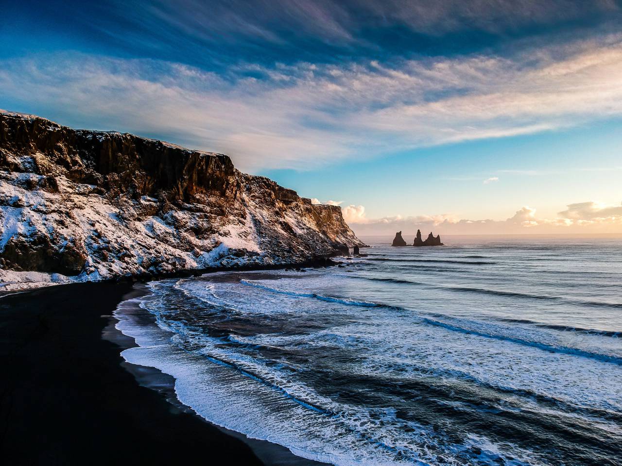 invierno, Oceano, acantilados, nieve, frío, agua, arena, cielo, nubes, luz del sol, paisaje, escénico, viajar, explorar, pasión por los viajes, olas, playa, costero, orilla, islandia, movimiento, marea, mar, marina,