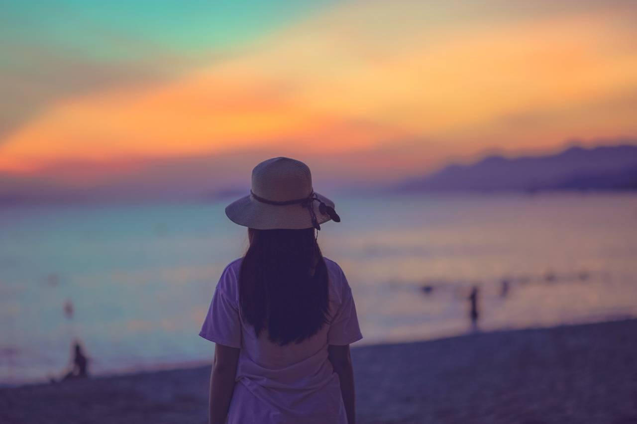 mujer, retroiluminado, playa, nubes, cielo, puesta de sol, noche, paisaje, montaña, naturaleza, océano, mar, al aire libre, gente, suave,