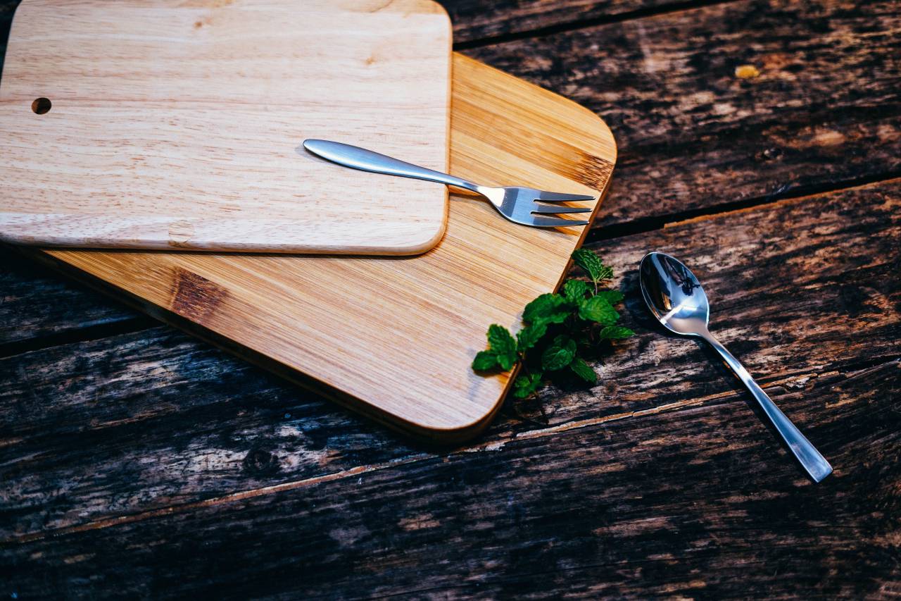 Imagen De Mesa De Madera Tabla De Cortar De Madera Cuchara Tenedor FOTO GRATIS