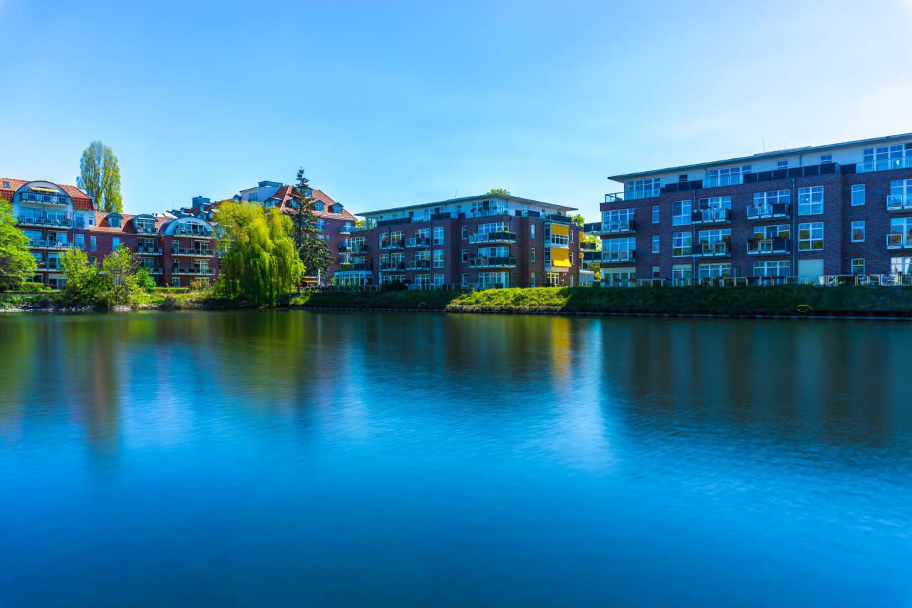 Arquitectura, edificio, infraestructura, ciudad, azul, cielo, lago, agua, reflexión, árbol, planta,