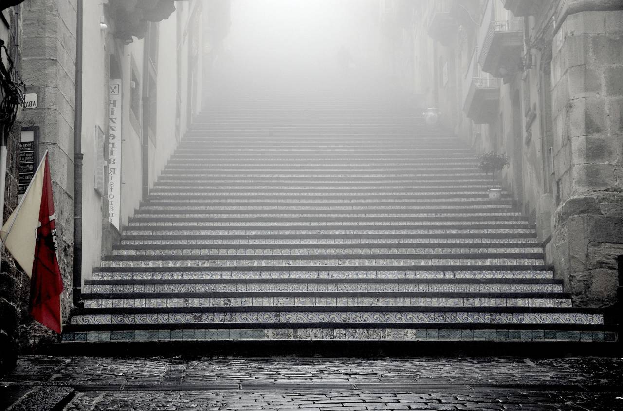 blanco y negro, adoquines, paredes, piedras, escaleras, escalera, bandera,