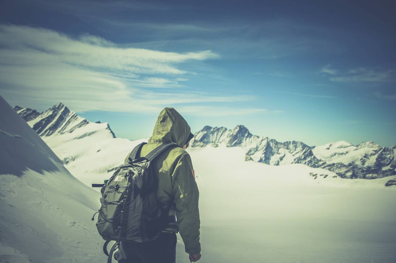 azul, cielo, nubes, montaña, escalada, senderismo, aventura, al aire libre, viajes, valle, nieve, frío, invierno, gente, hombre, sudadera con capucha, chaqueta, bolso,