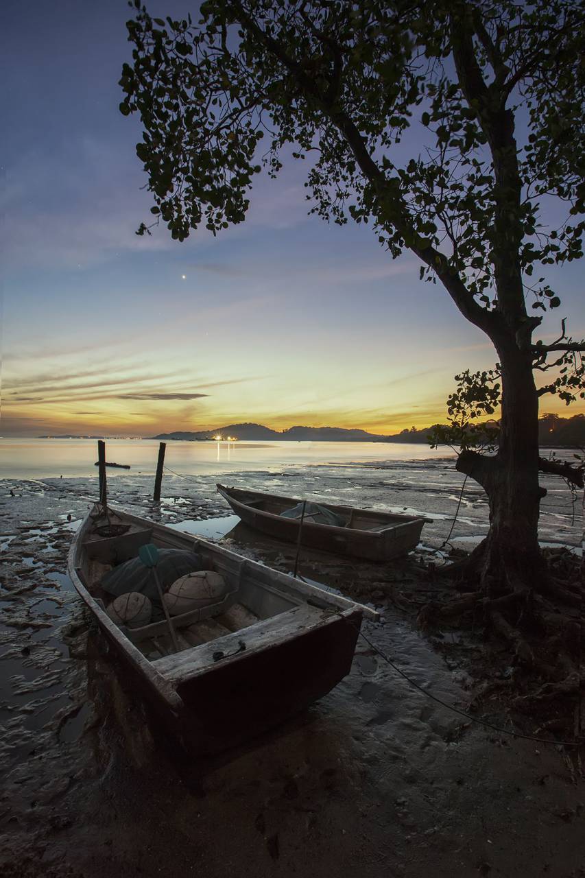 Barco, madera, árboles, montaña, vista, cielo, nubes, naturaleza, mar, agua, puesta de sol,