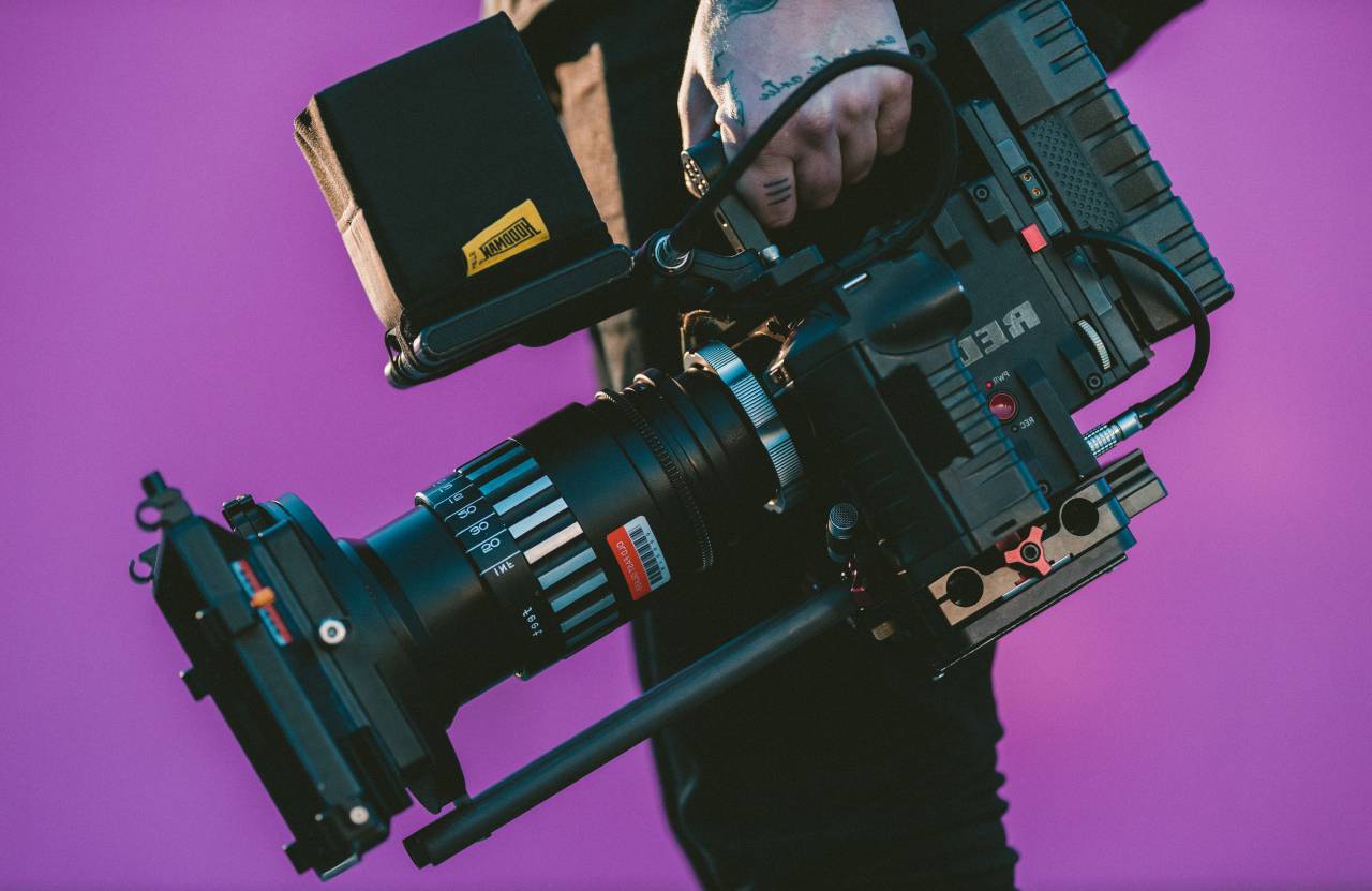 camera, lens, flash, photography, photo, photographer, people, hands, video, record, wall, violet, red
, 
