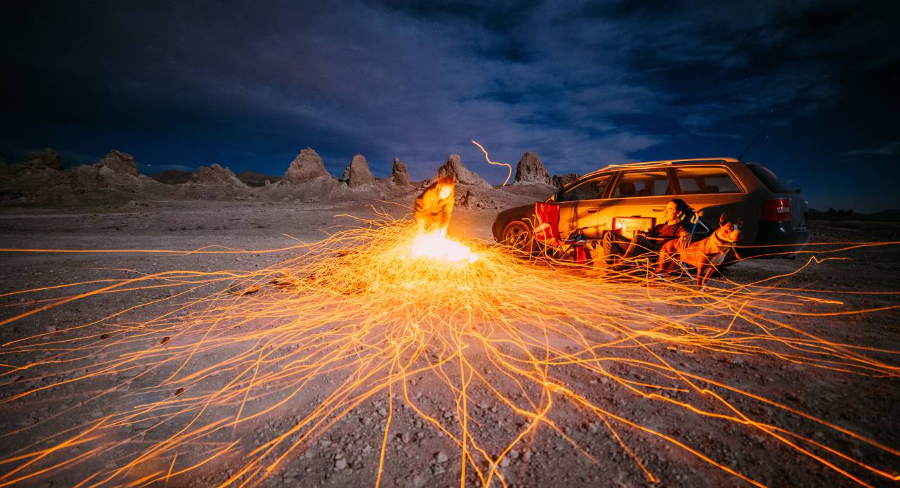 coche, vehículo, oscuro, noche, pareja, gente, hombre, mujer, perro, mascota, animal, picnic, colina, rocas, paisaje, naturaleza, nubes, cielo, espumoso, fuego, ligero, larga exposición,