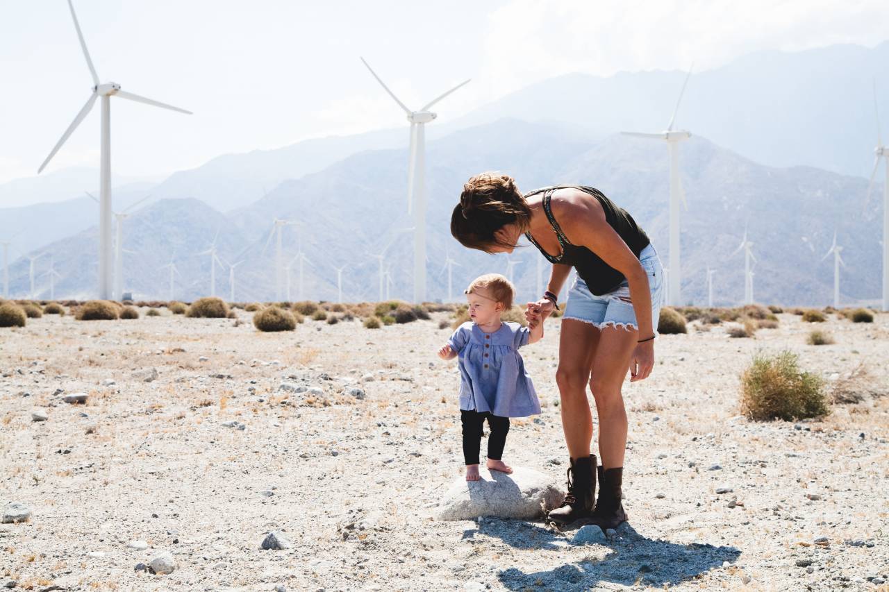 familia, gente, padre, madre, mamá, bebé, niño, niño, lindo, dulce, molino de viento, plantas, montaña, arbustos,