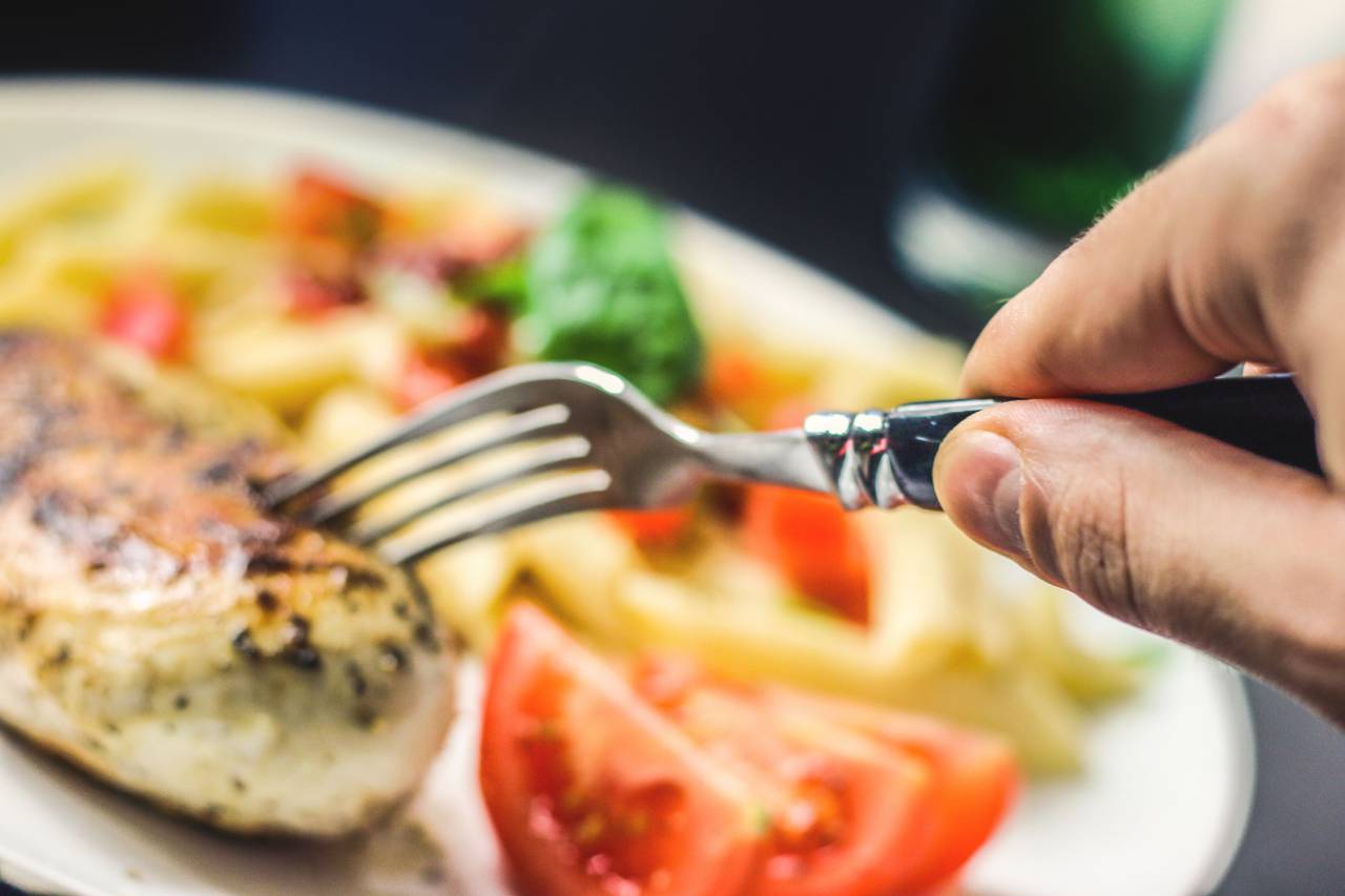 Horquilla, pollo, tomates, pasta, comida, almuerzo, cena, tenedor, manos, plato,