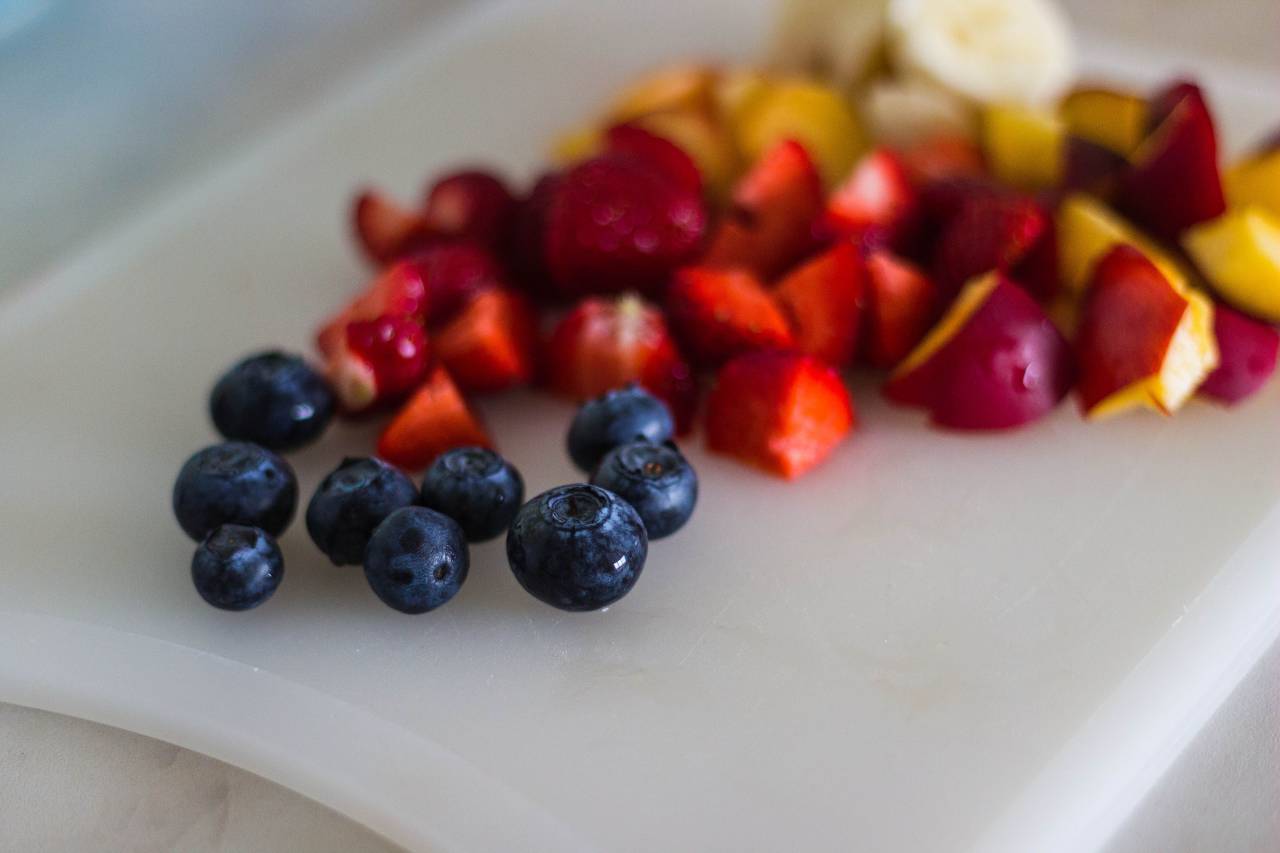 fruits, slices, cutting board, kitchen, food, blueberries, strawberries, healthy
, 