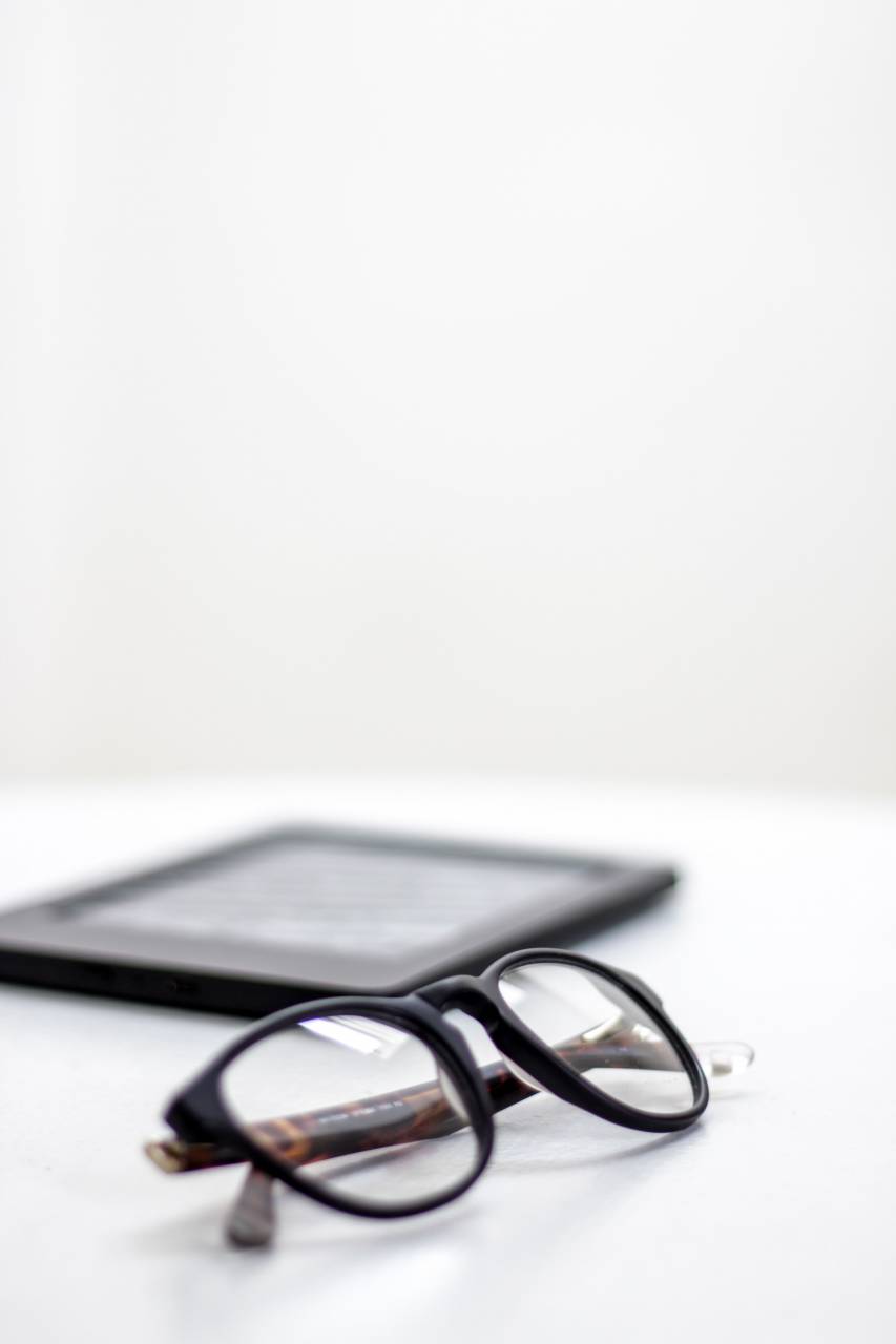 Gafas, blanco, mesa, tableta, lectura, de cerca, bokeh, fondo, espacio de copia, gafas, moderno, nadie, objeto, óptica, visión, estilo,