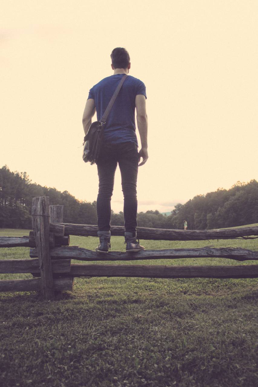 Guy, valla, rural, césped, campo, naturaleza, moda, bolso, cuero, gente, estilo de vida, cielo,