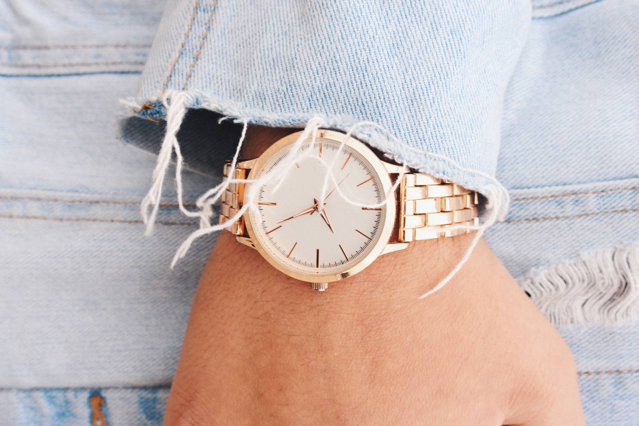 mano, muñeca, oro, reloj, tid, mezclilla, ropa,